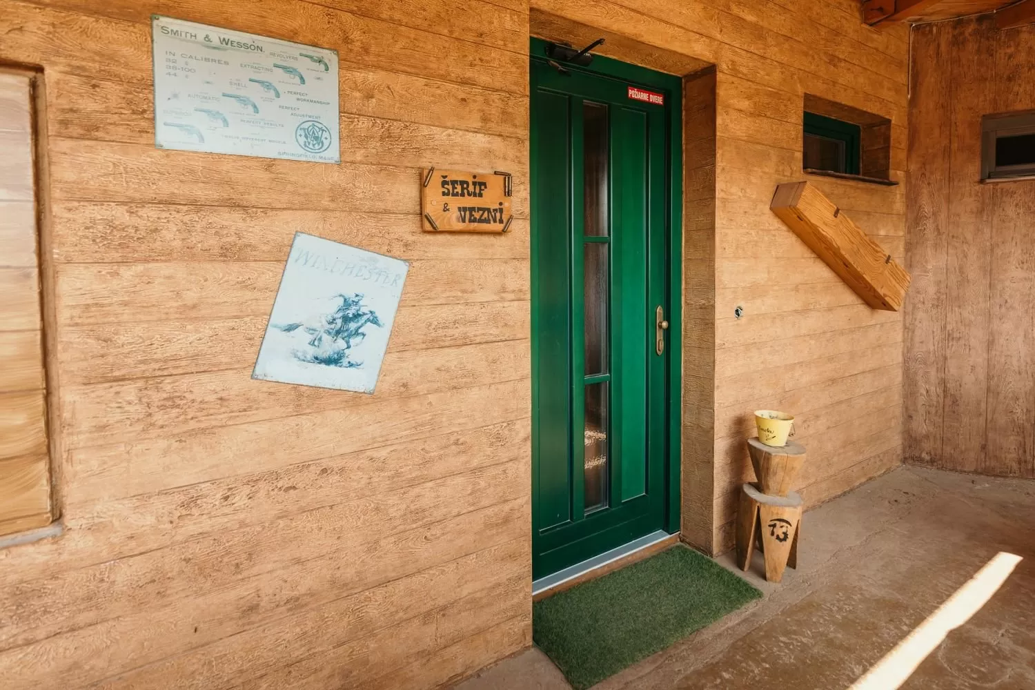 Izba Šeriff a väzni R13 hore