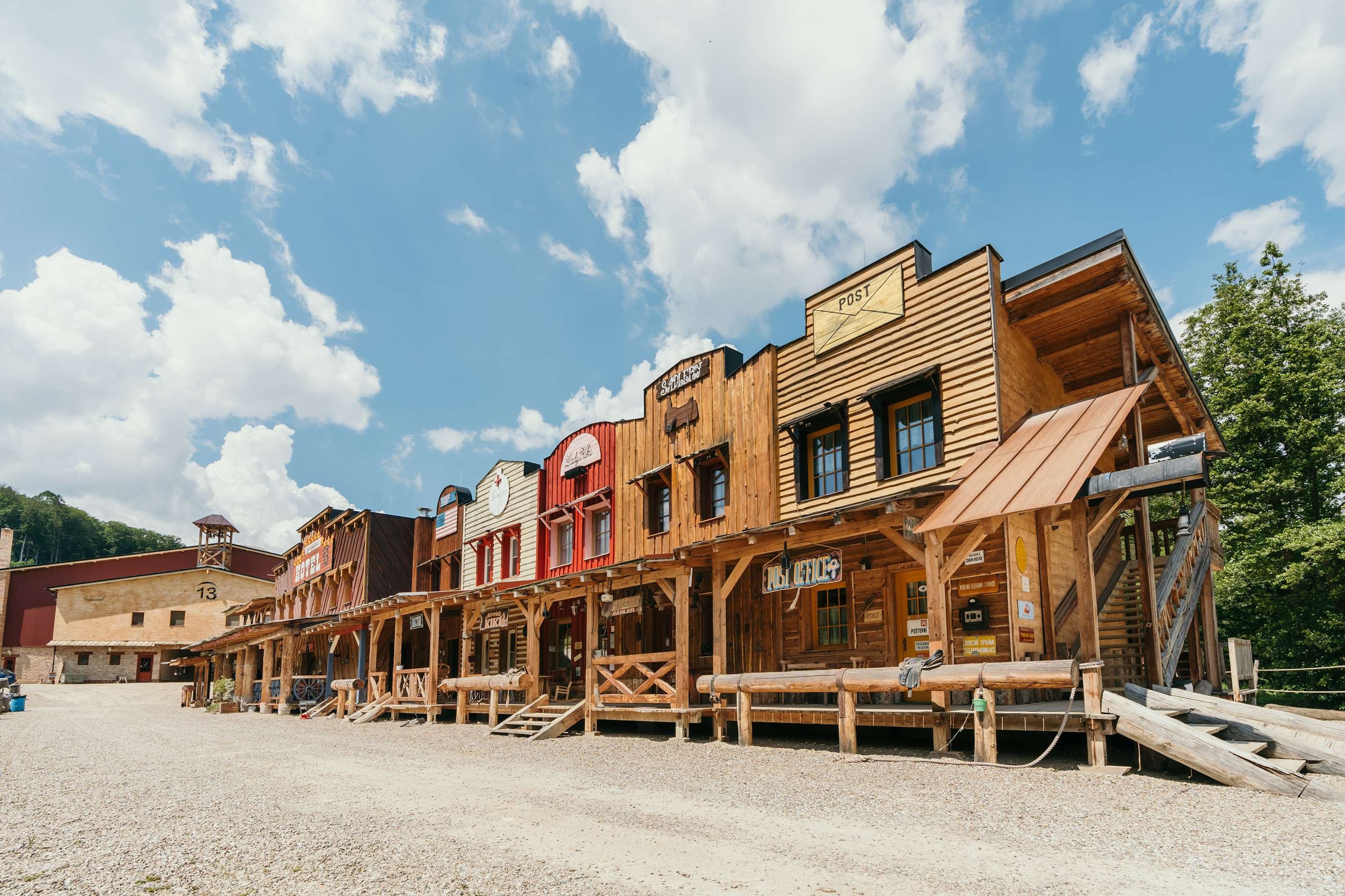 Westernovo zameraný ranč na prácu s dobytkom, lasom a reiningu. U nás najdete zábavu, pohodu, odpočinok s rodinou a priateľmi. Atmosféru divokého západu si môžete vychutnať na western rodeu kde sa schádzajú najlepší jazdci z celého Slovenska a Českej republiky.
Otvorená kantína je iba počas verejných akcií
 